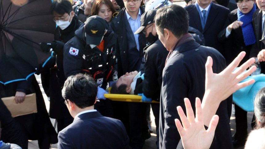 حمله با چاقو به رهبر اپوزیسیون کره جنوبی؛ لی جائه میونگ به‌شدت از ناحیه گردن آسیب دید