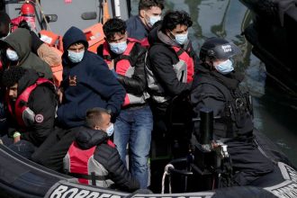 حادثه مرگبار واژگونی قایق حامل مهاجران در شمال فرانسه؛ دختر بچه ۷ ساله دچار ایست قلبی شد